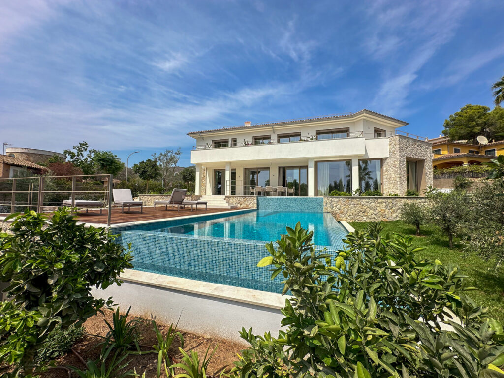 Luxury villa in Bendinat, near golf club and Palma de Majorca (14)
