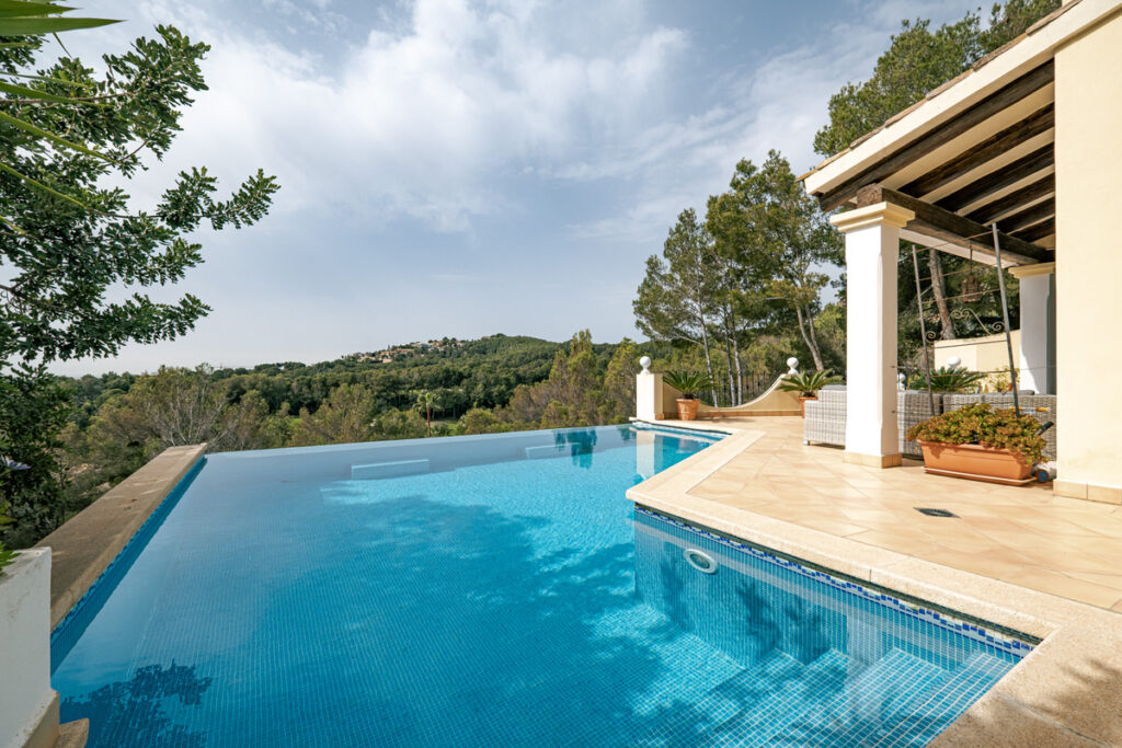 Charming mediterranean villa with pool and distant seaview in Bendinat (2)