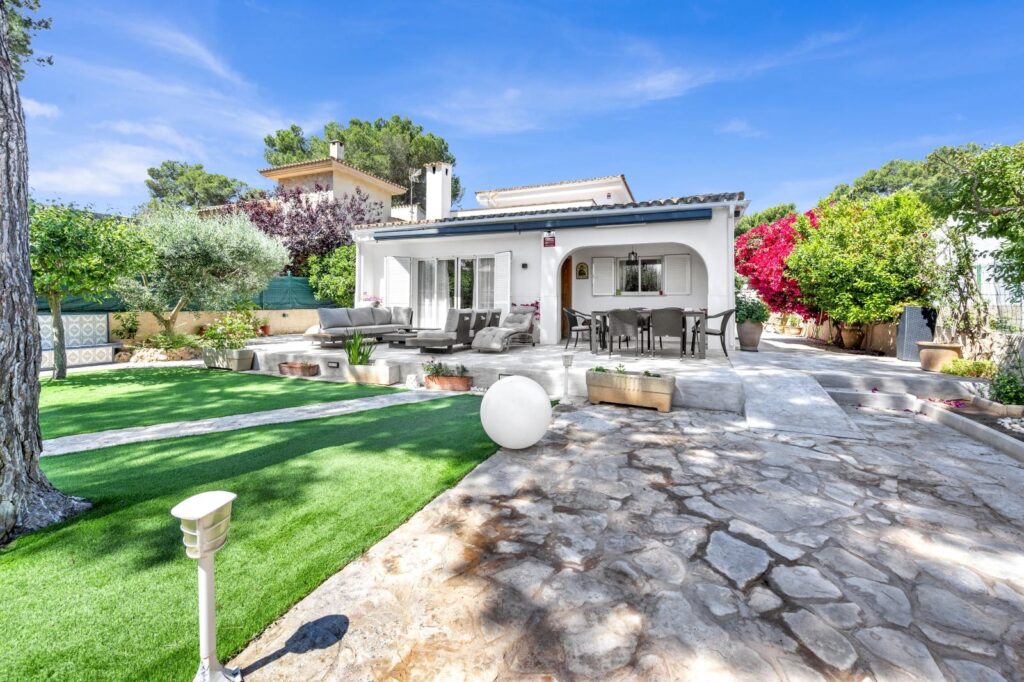Charming, well-maintained detached house in quiet location of El Toro, Santa Ponsa (1)