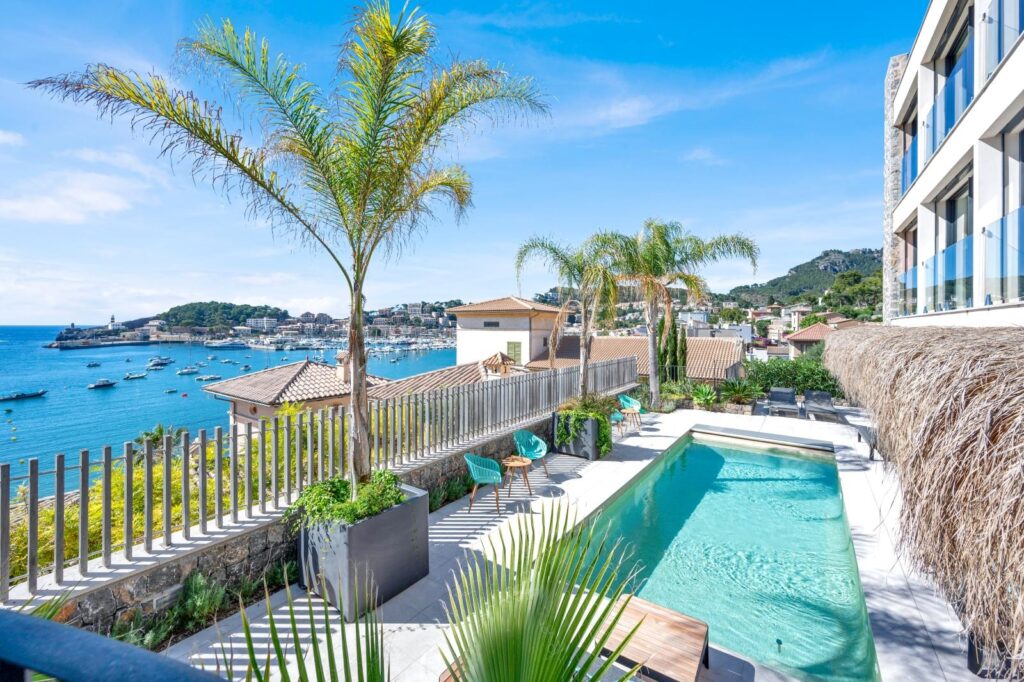 Modern, light-flooded villa with stunning views of the bay in the port of Soller (20)