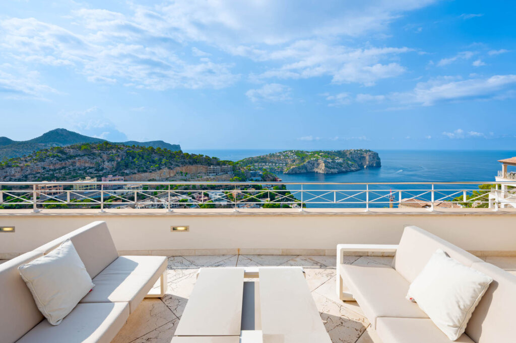 Luxury penthouse with fantastic sea views and roof terrace with sauna in Puerto Andratx (2)