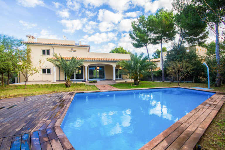 Beautiful villa with pool and garden in Sol de Mallorca