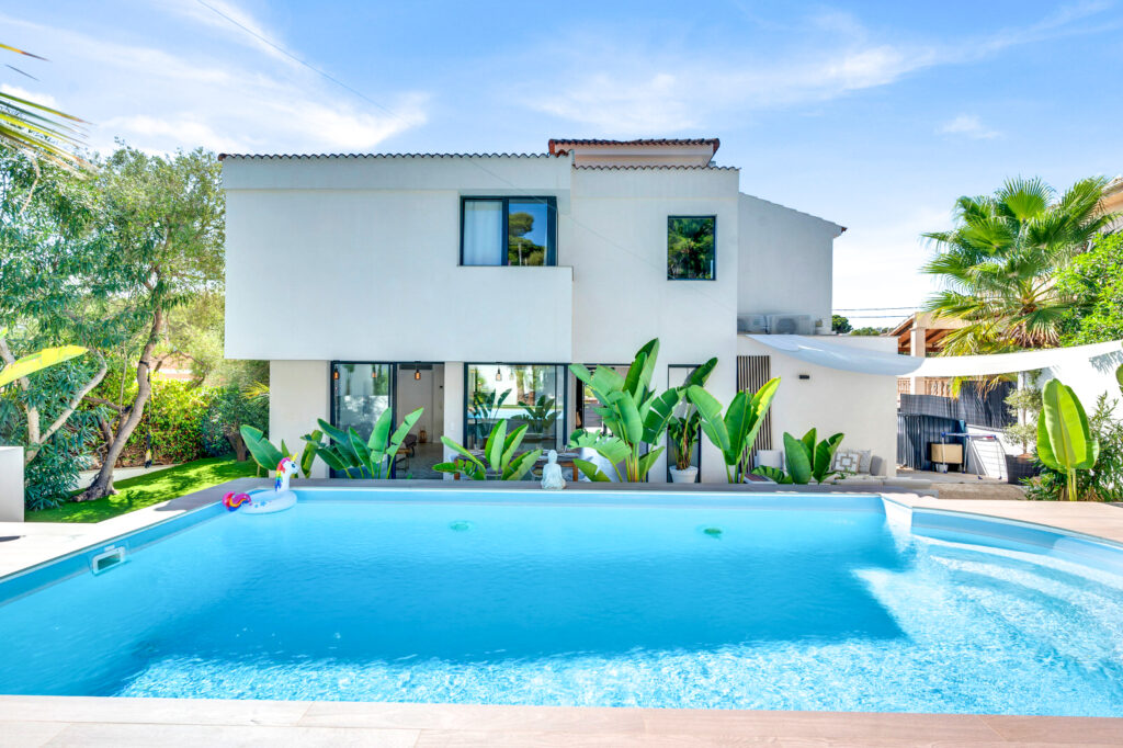 Chic new-build villa with saltwater pool and beautiful garden in walking distance of Palmanova beach (9)