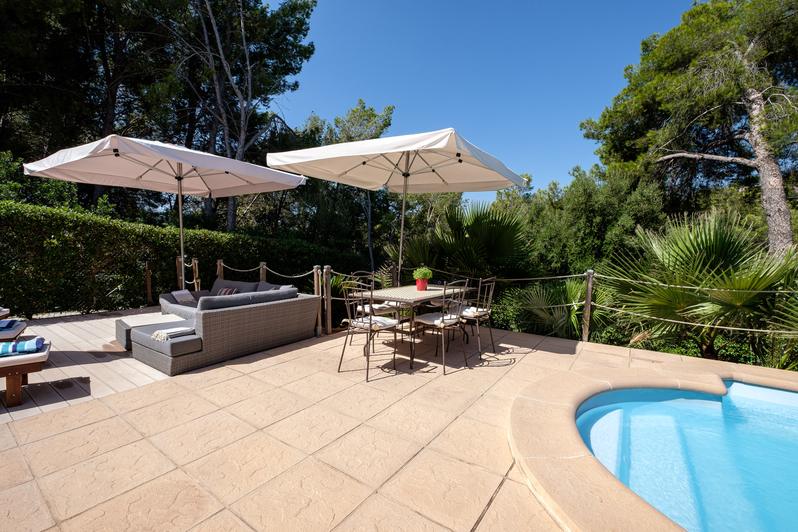 Well-maintained Mediterranean villa in Portals Nous, Mallorca (2)