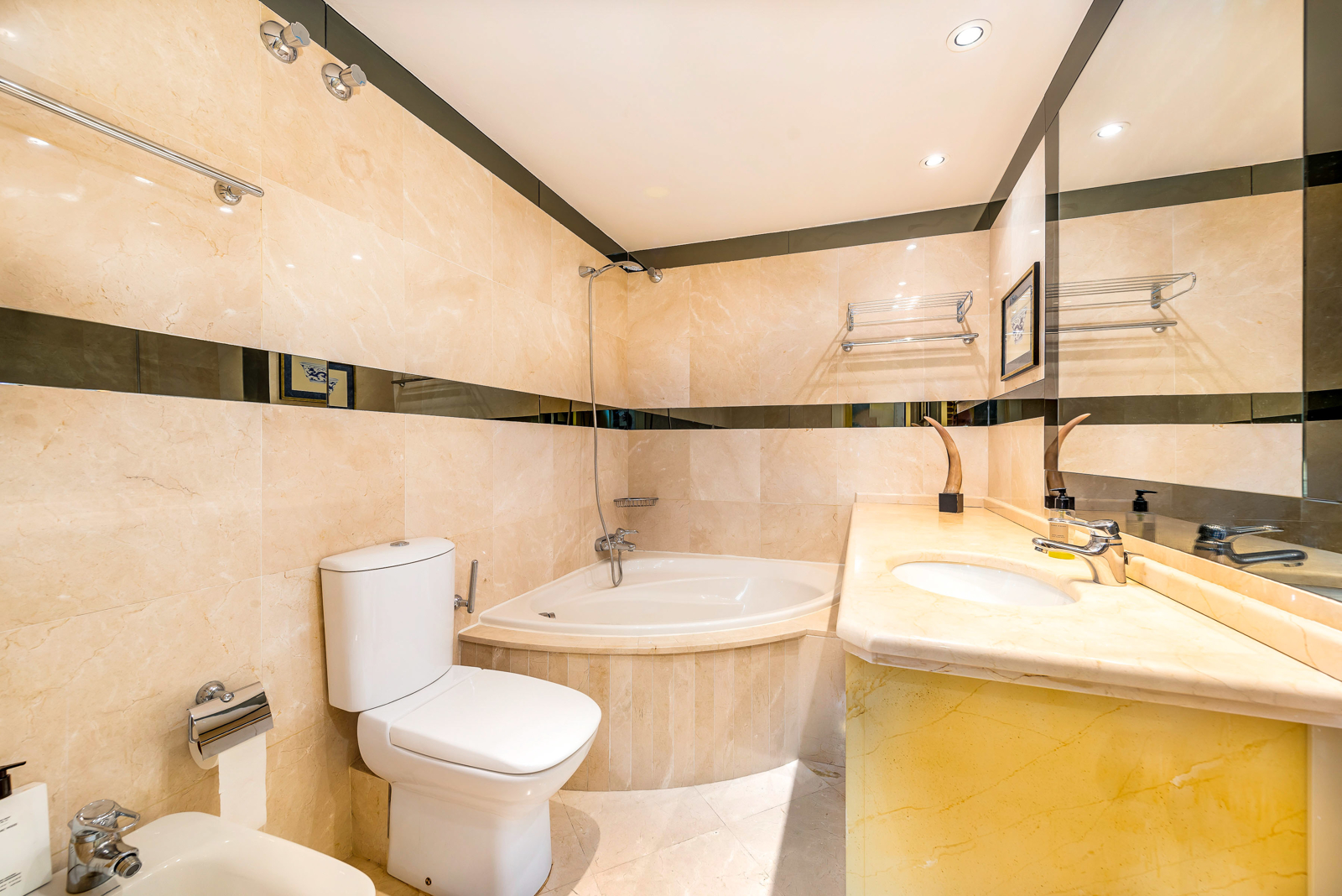 Bright apartment with partial seaview in luxury Puerto Portals, ref. 3410-43