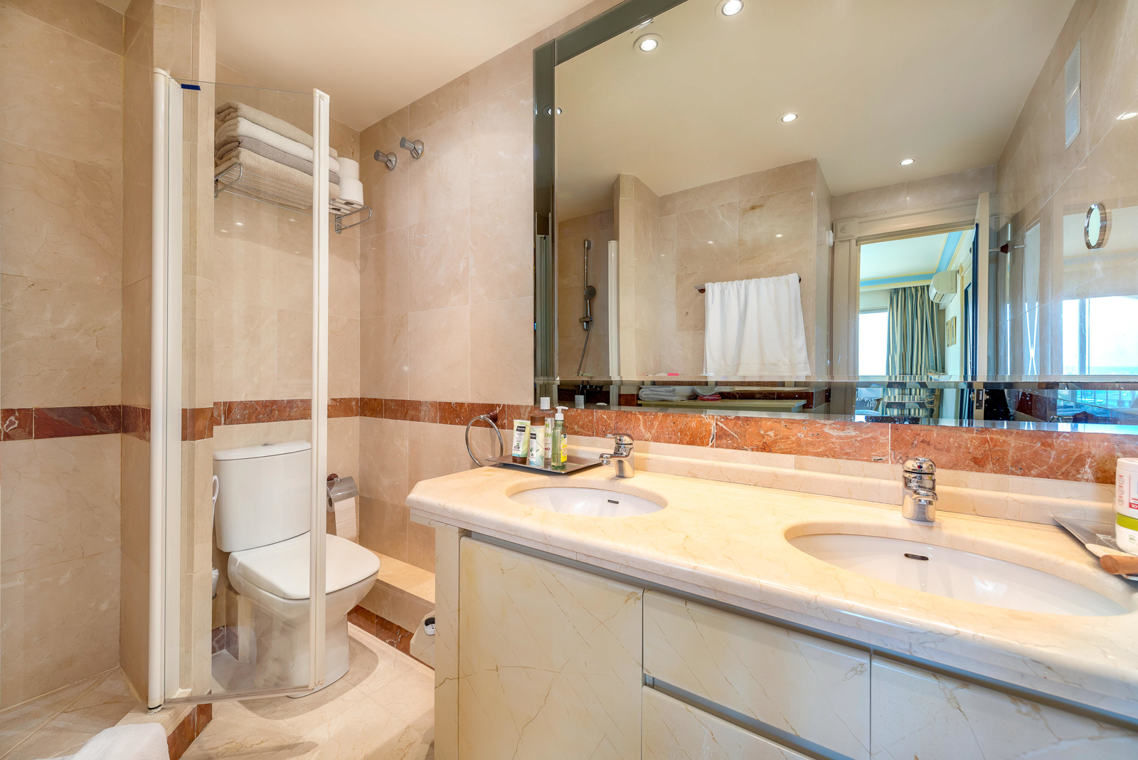 Bright apartment with partial seaview in luxury Puerto Portals, ref. 3410-43