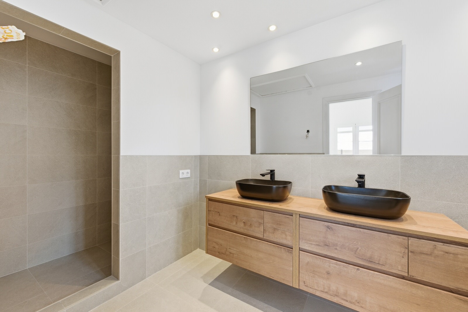 Modernized villa with Mediterranean charm, pool and garden in a quiet location of Santa Ponsa (3)