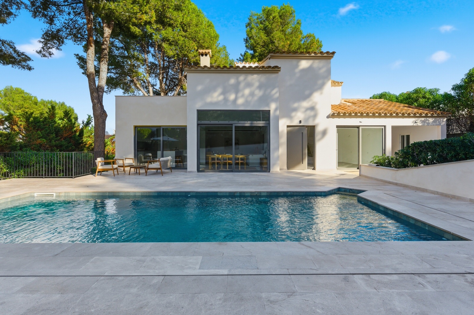 Stylish villa with sea views in a quiet location in Santa Ponsa (3)