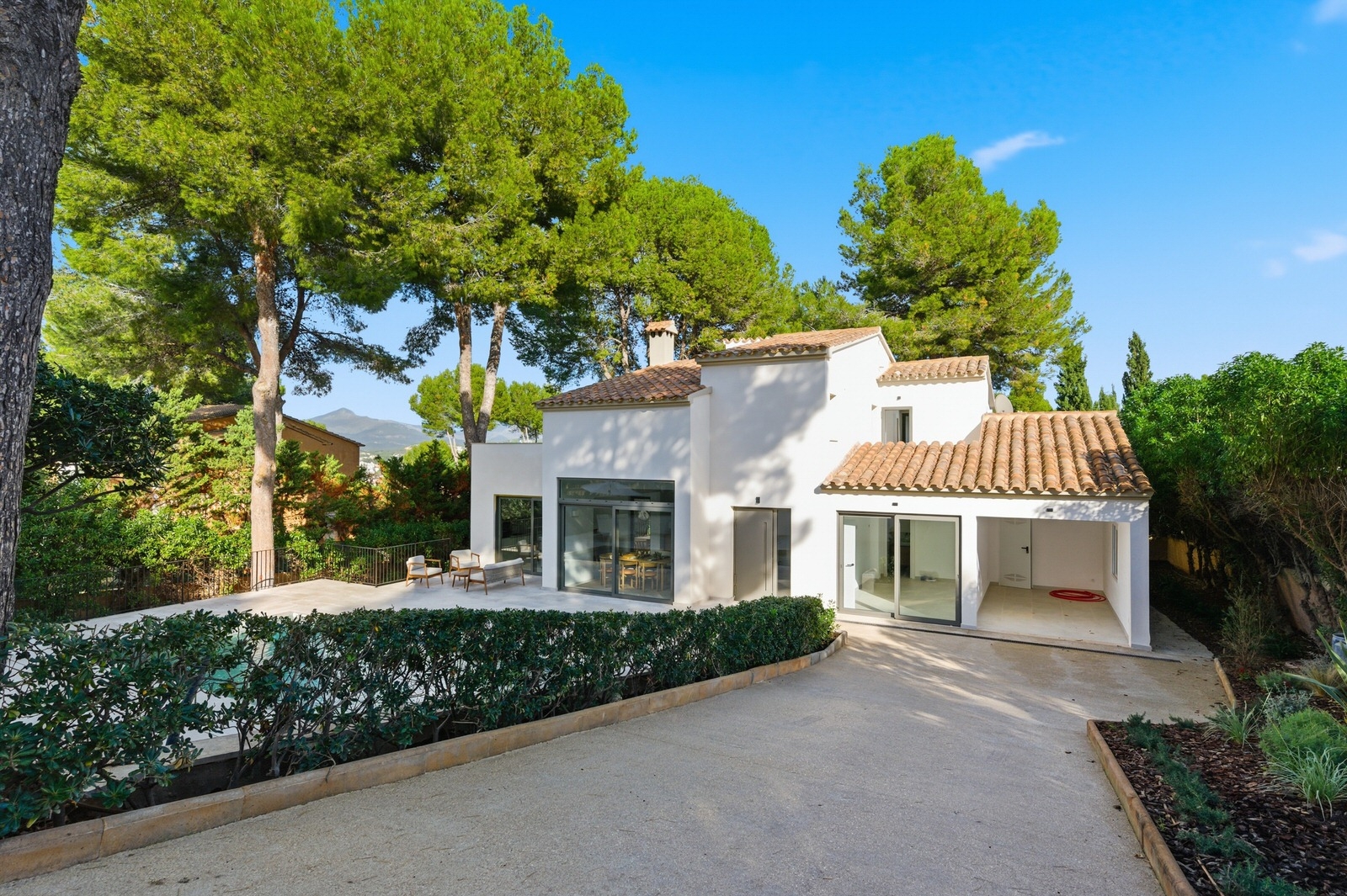 Stylish villa with sea views in a quiet location in Santa Ponsa (1)