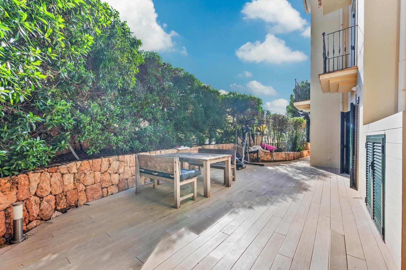 Modern garden apartment with spacious terrace in well-kept complex with pool in Nova Santa Ponsa (23)