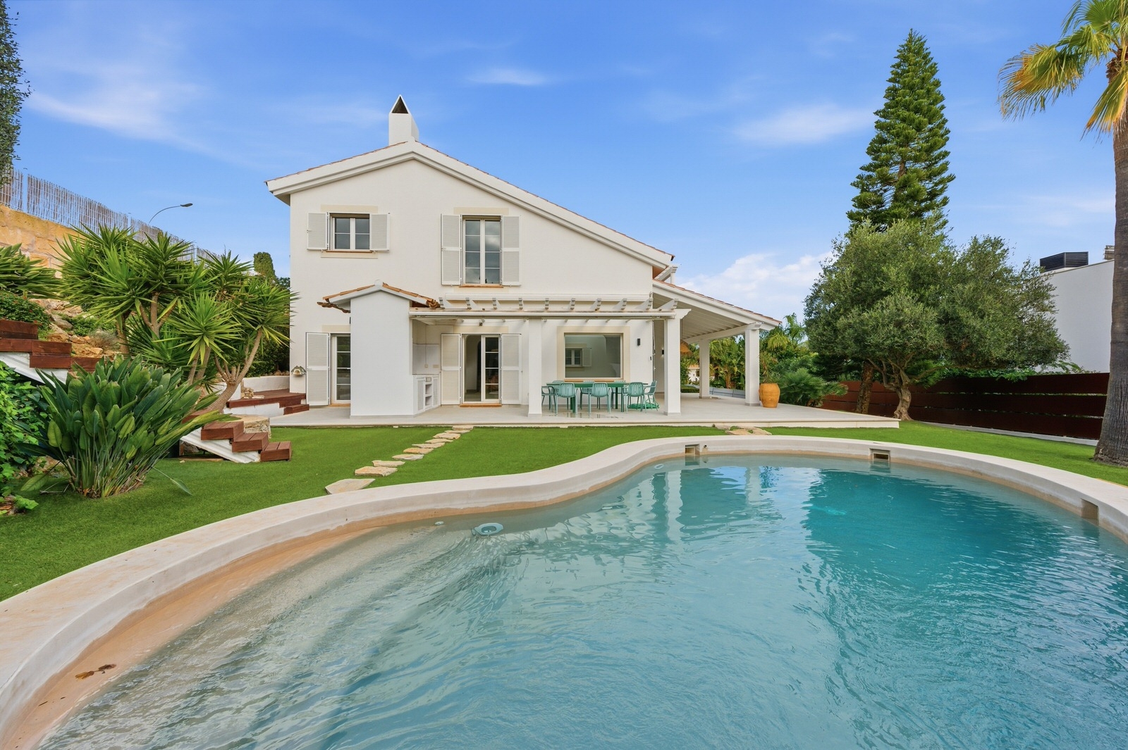 Modernized villa with Mediterranean charm, pool and garden in a quiet location of Santa Ponsa (13)