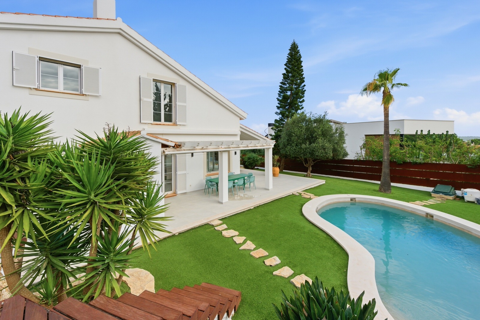 Modernized villa with Mediterranean charm, pool and garden in a quiet location of Santa Ponsa (16)