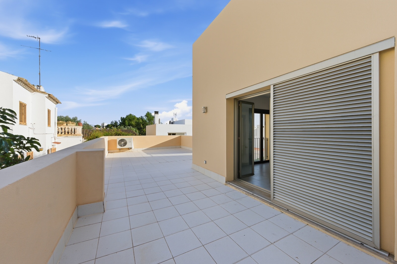 Renovated house with small pool and large roof terrace in the heart of Genova, near Palma city (18)