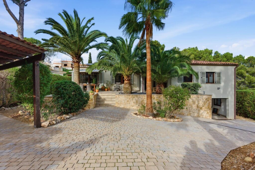 Charming Mediterranean villa with pool in a good location in Santa Ponsa (4)