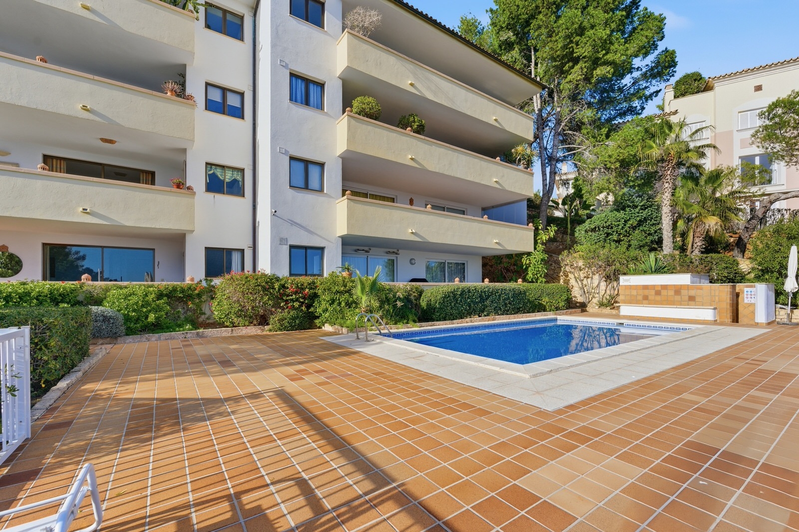 Mallorca 1st sea line. Renovated penthouse with dream views in complex with pool in Cala Vinyes (30)