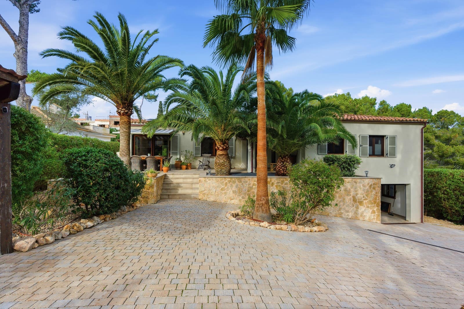 Charming Mediterranean villa with pool in a good location in Santa Ponsa (1)