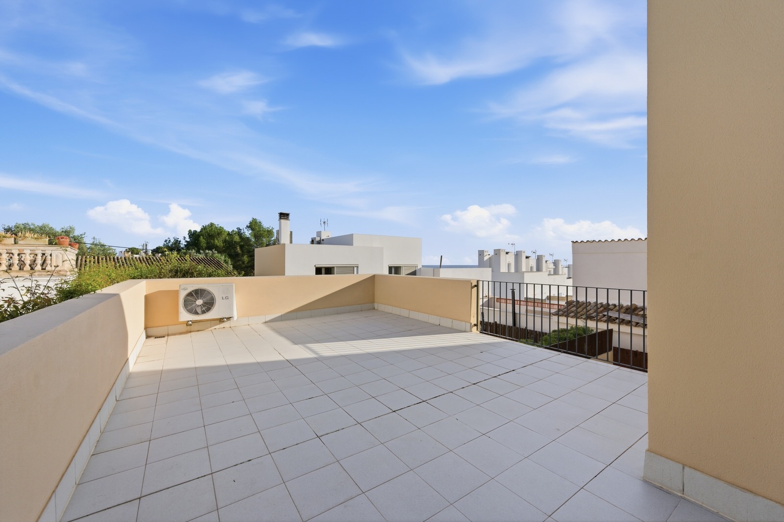 Renovated house with small pool and large roof terrace in the heart of Genova, near Palma city (19)