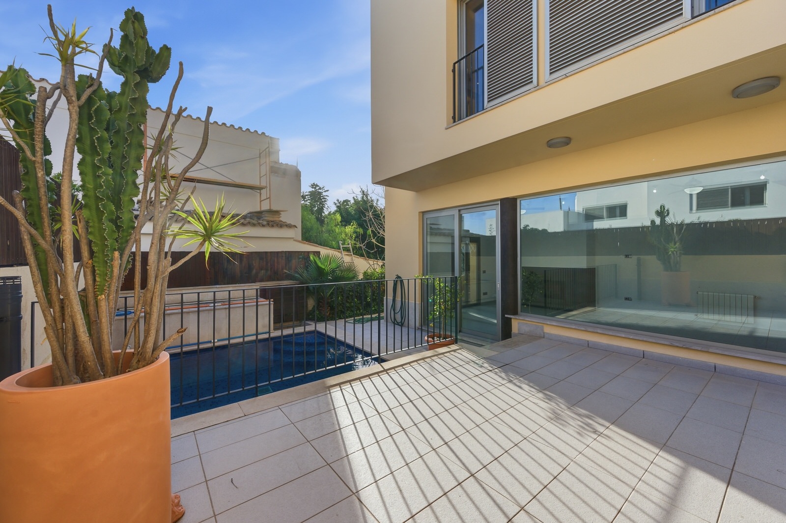 Renovated house with small pool and large roof terrace in the heart of Genova, near Palma city (9)