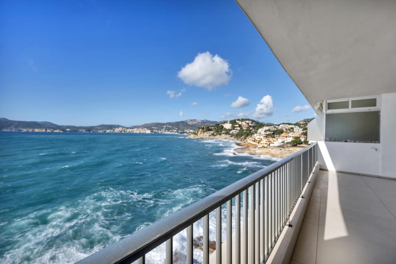 1st sea line completely renovated apartment with fantastic panoramic sea views in Costa de la Calma (18)