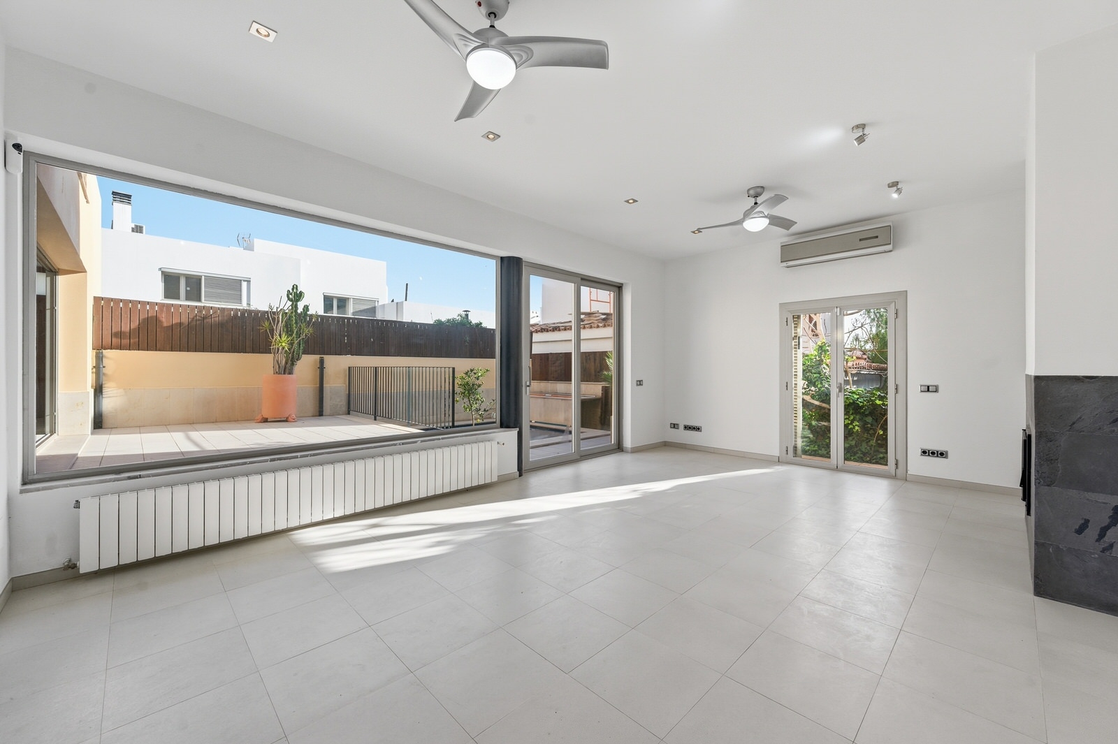 Renovated house with small pool and large roof terrace in the heart of Genova, near Palma city (7)