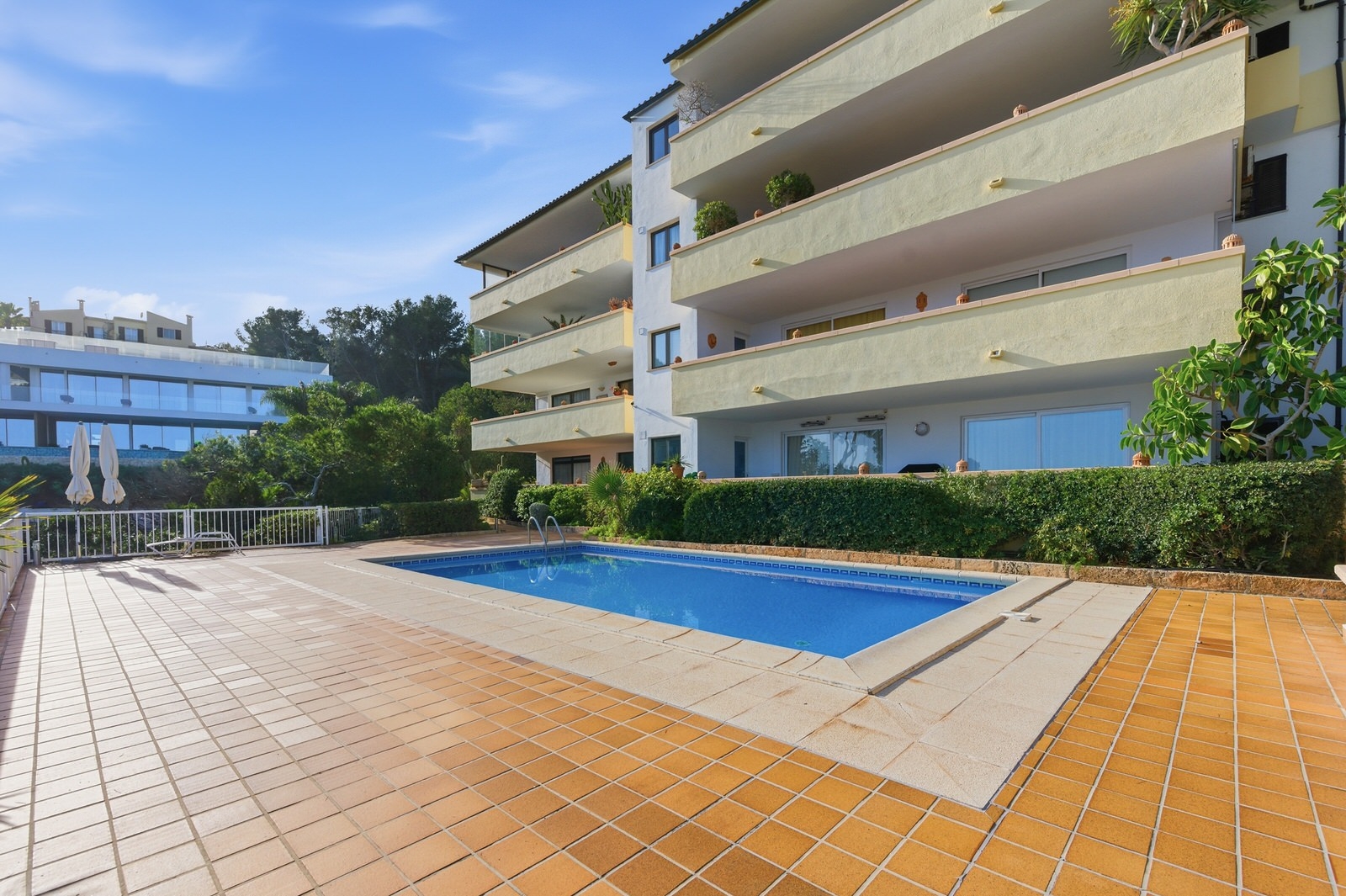 Mallorca 1st sea line. Renovated penthouse with dream views in complex with pool in Cala Vinyes (31)