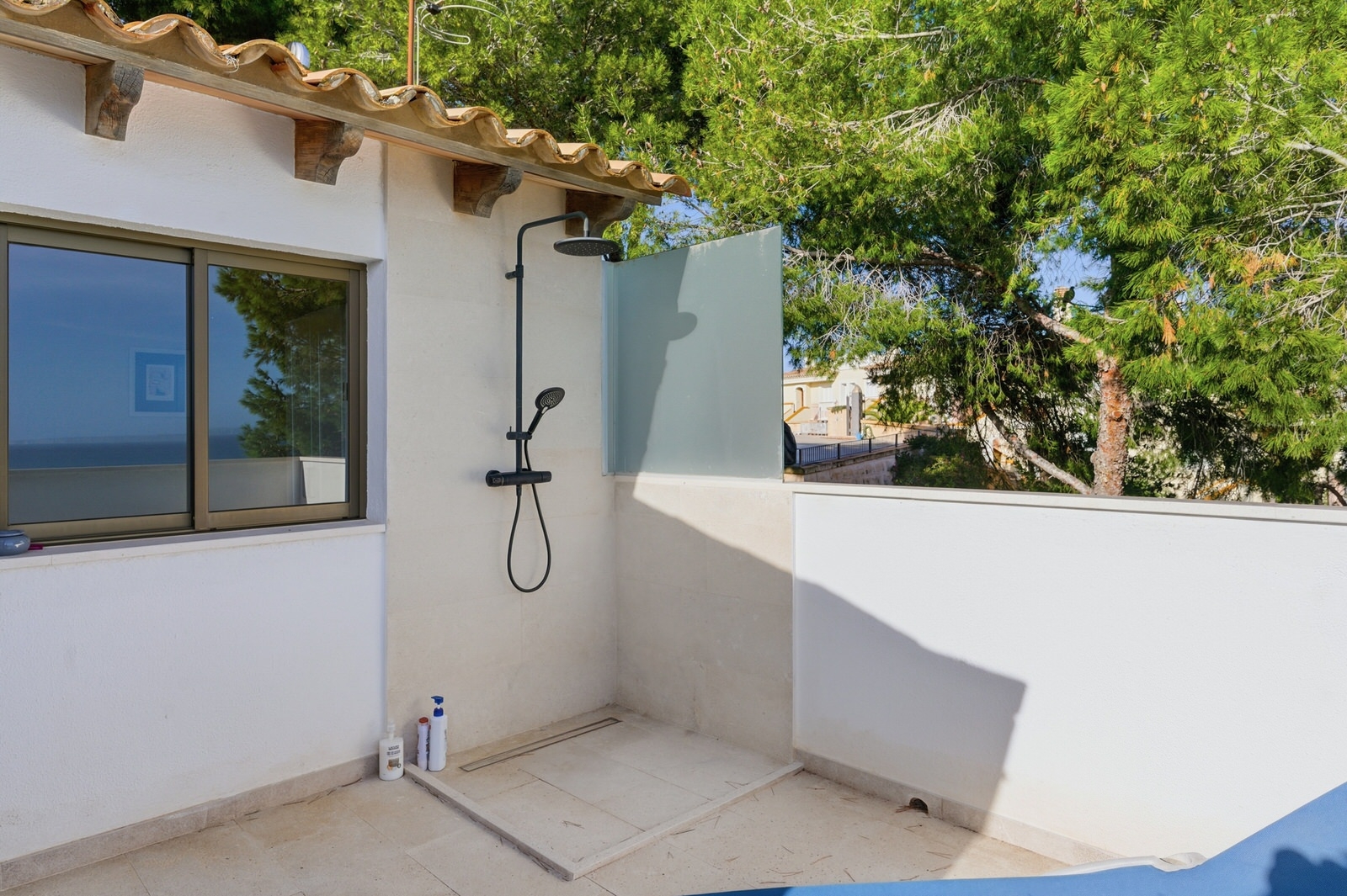 Mallorca 1st sea line. Renovated penthouse with dream views in complex with pool in Cala Vinyes (25)