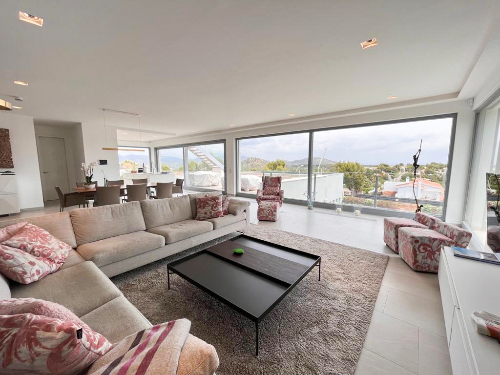 Refurbished luxury villa with sea views and 2 pools in a quiet location in Nova Santa Ponsa