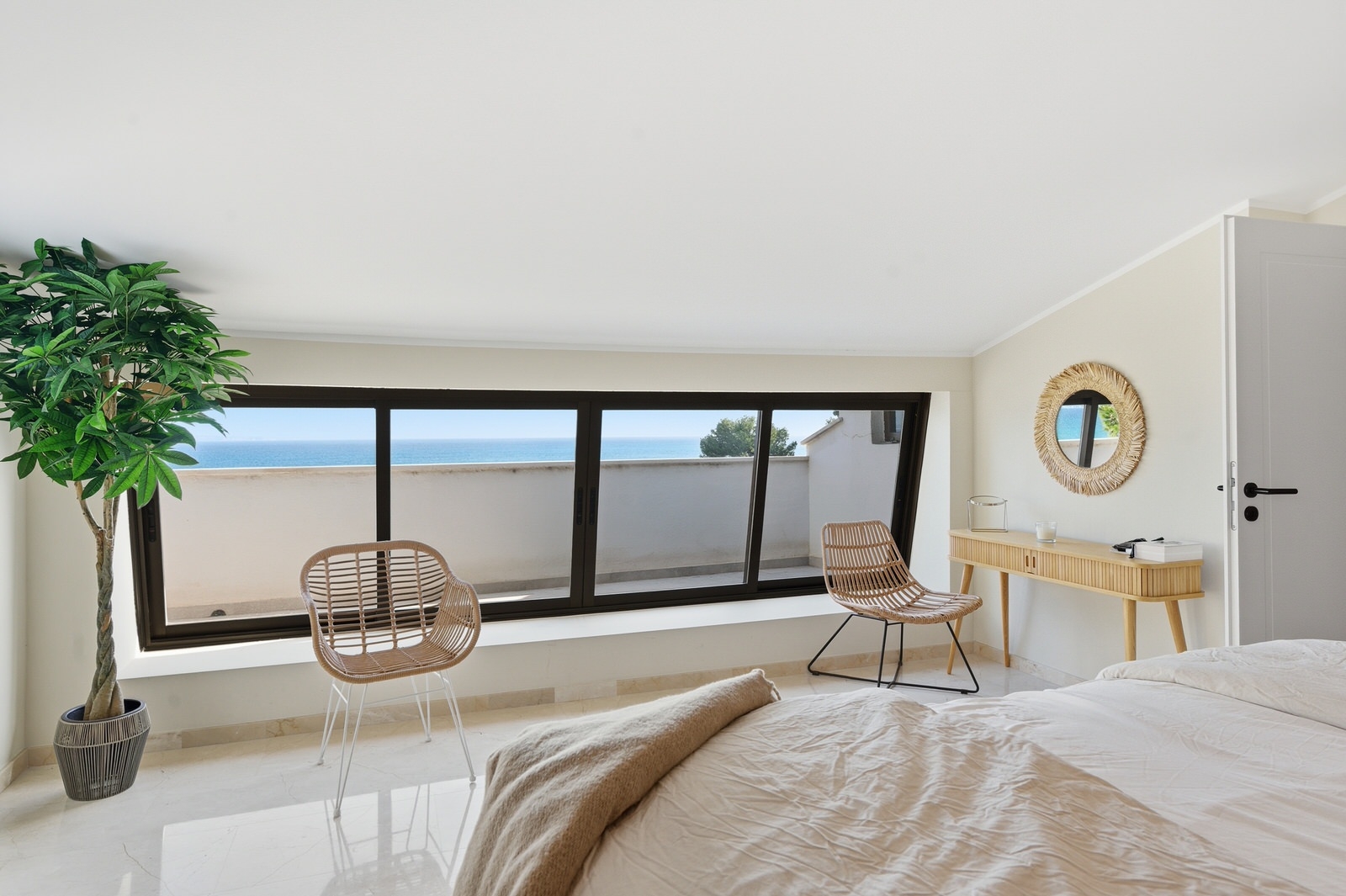 Mallorca 1st sea line. Renovated penthouse with dream views in complex with pool in Cala Vinyes (23)
