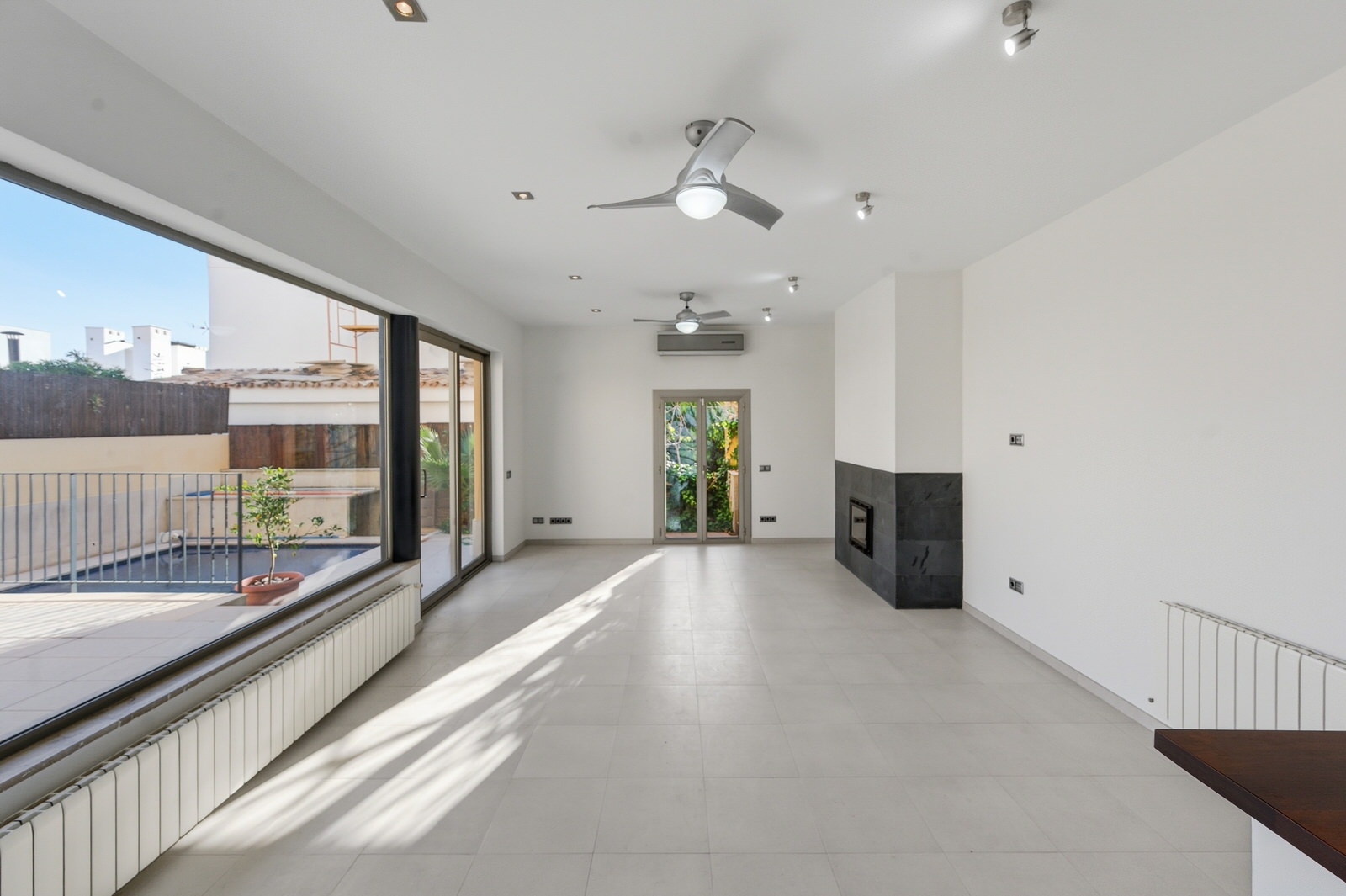 Renovated house with small pool and large roof terrace in the heart of Genova, near Palma city (6)