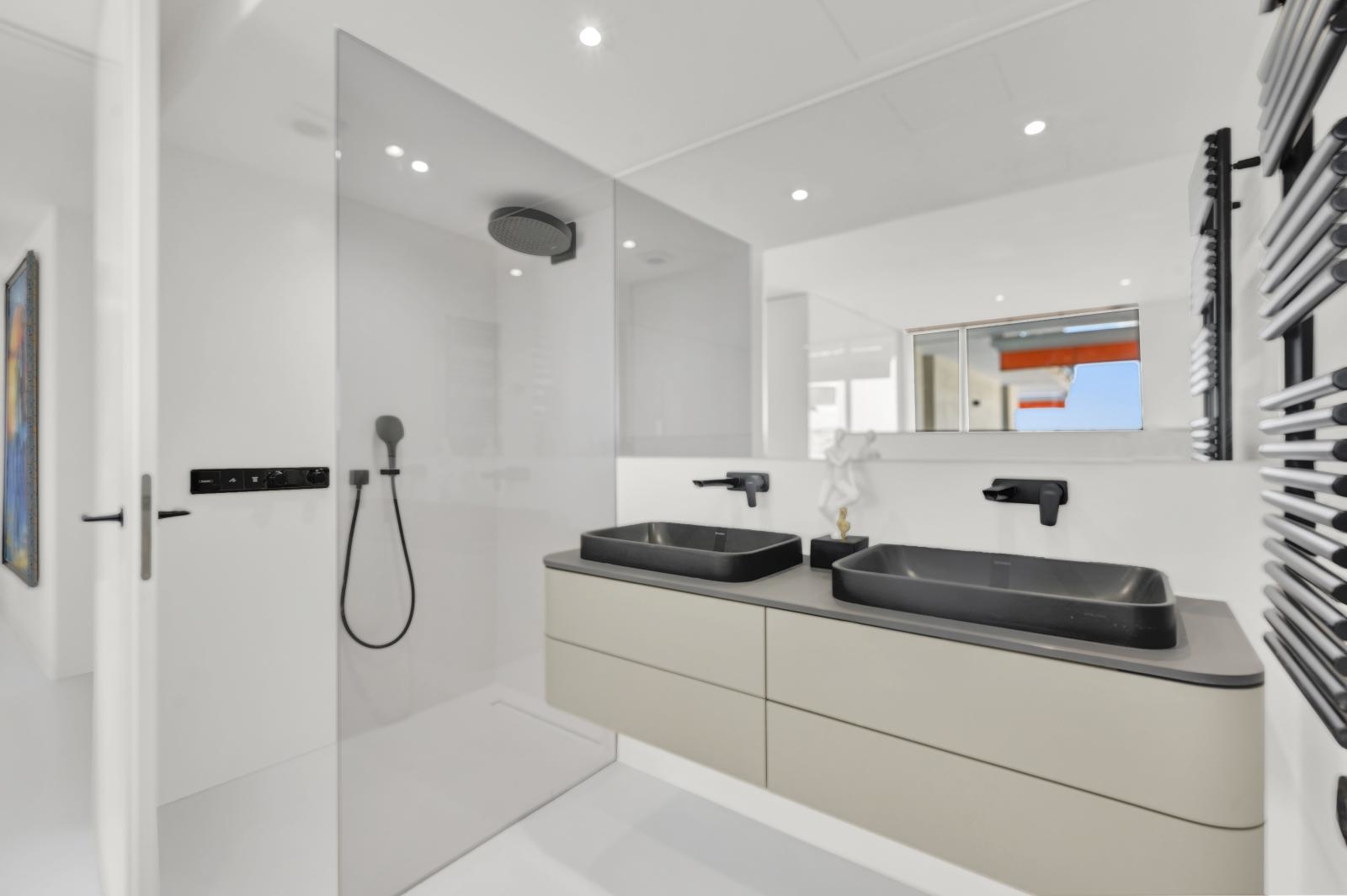 Luxurious apartment with large terrace and stunning views over Palma's harbor and the cathedral (21)