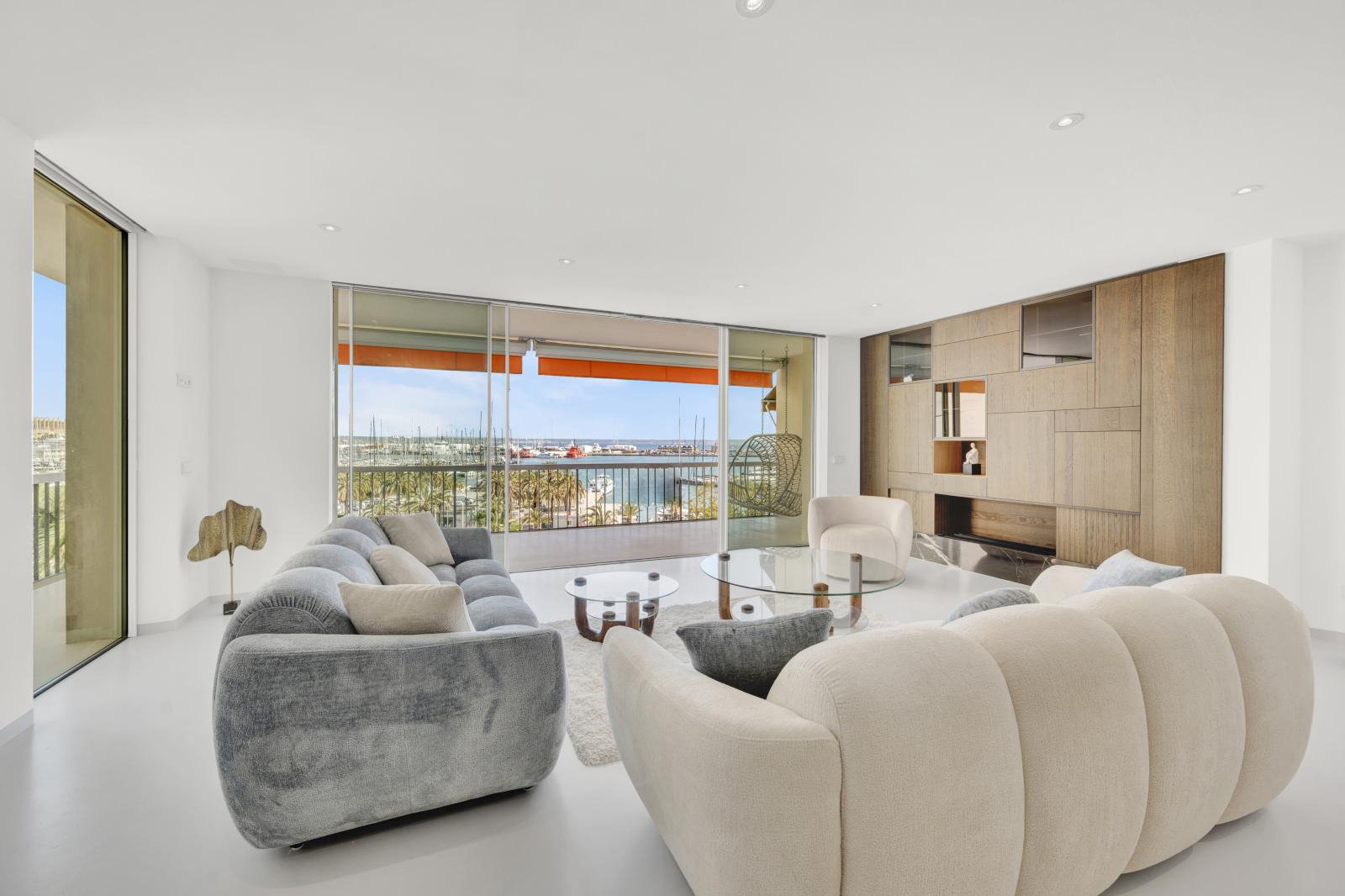 Luxurious apartment with large terrace and stunning views over Palma's harbor and the cathedral (7)