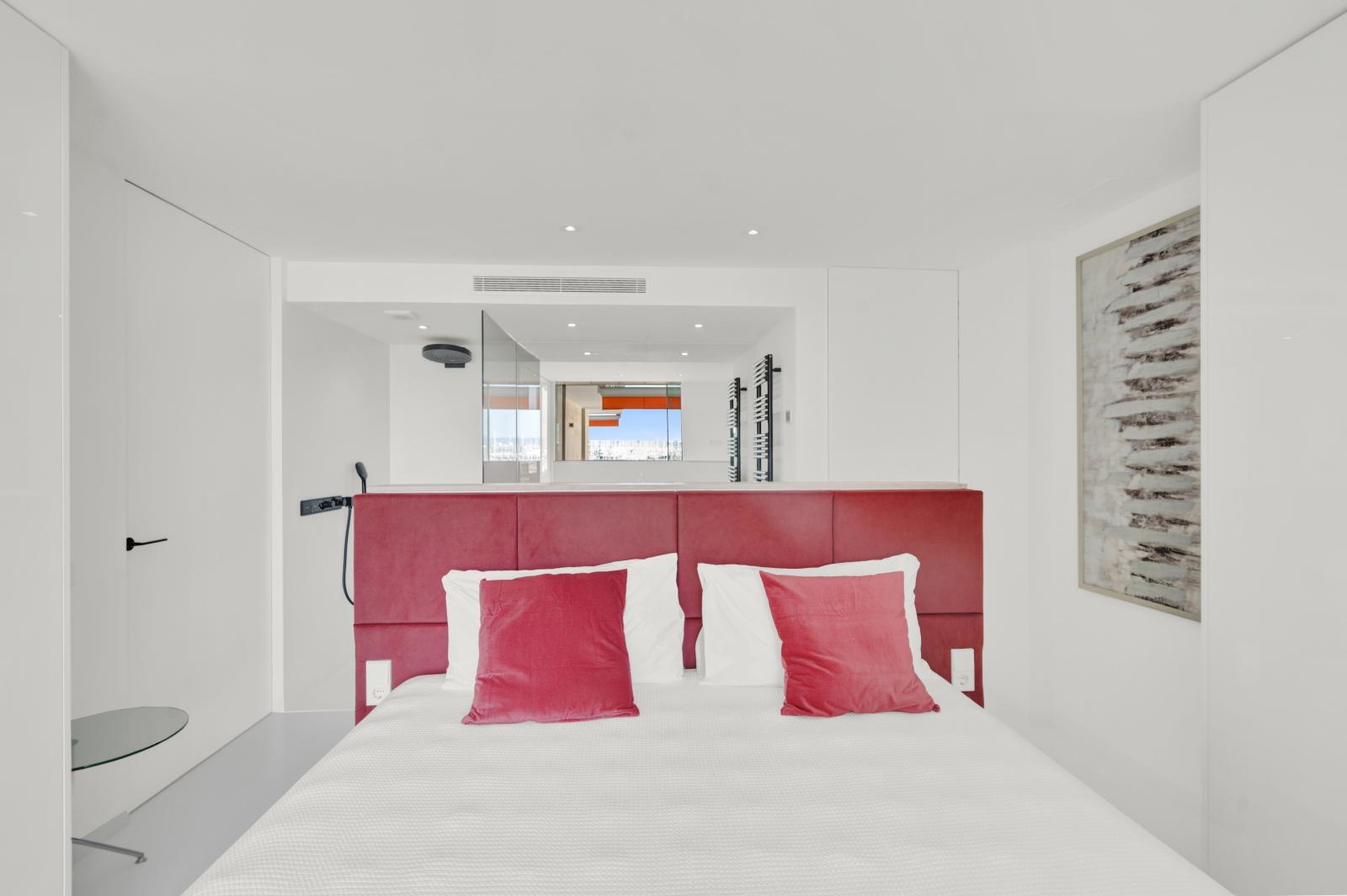 Luxurious apartment with large terrace and stunning views over Palma's harbor and the cathedral (26)