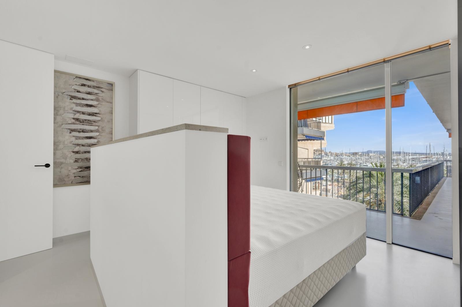 Luxurious apartment with large terrace and stunning views over Palma's harbor and the cathedral (20)