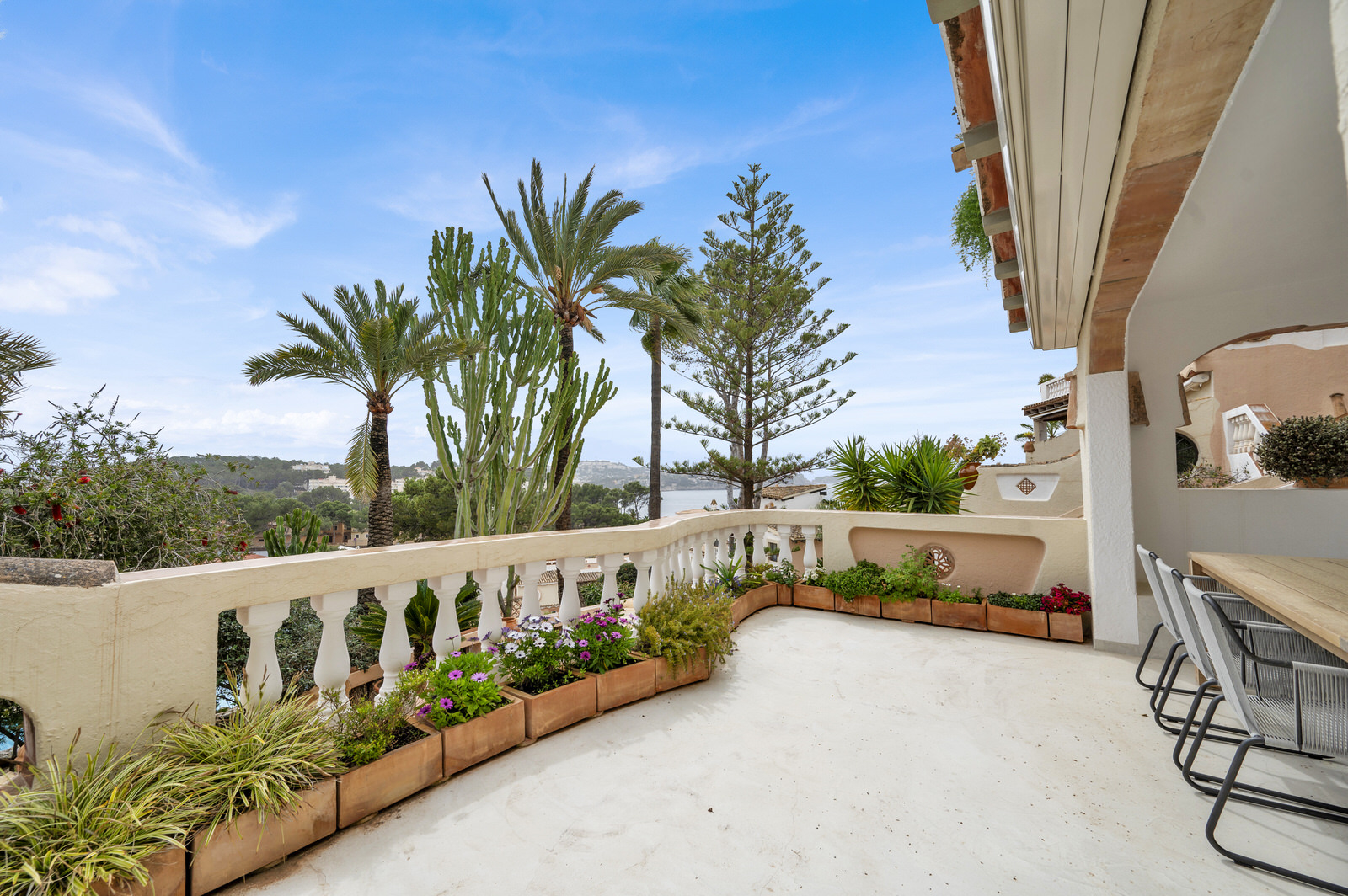 Exclusive renovated flat with 2 terraces & jacuzzi in complex with beach access in Costa de la Calma (13)