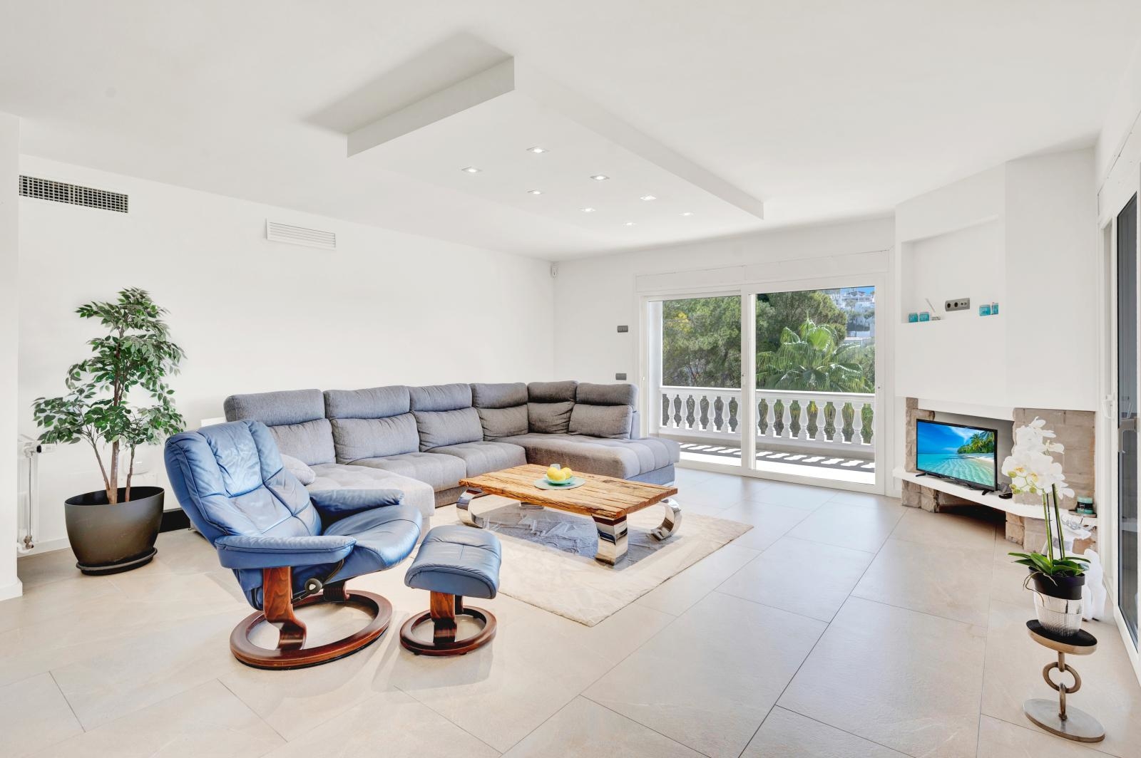 Renovated villa with pool and partial sea views in Costa de la Calma (4)