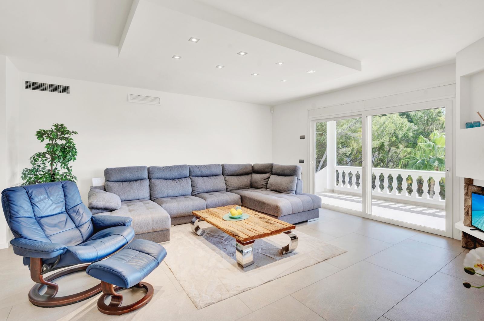 Renovated villa with pool and partial sea views in Costa de la Calma (5)