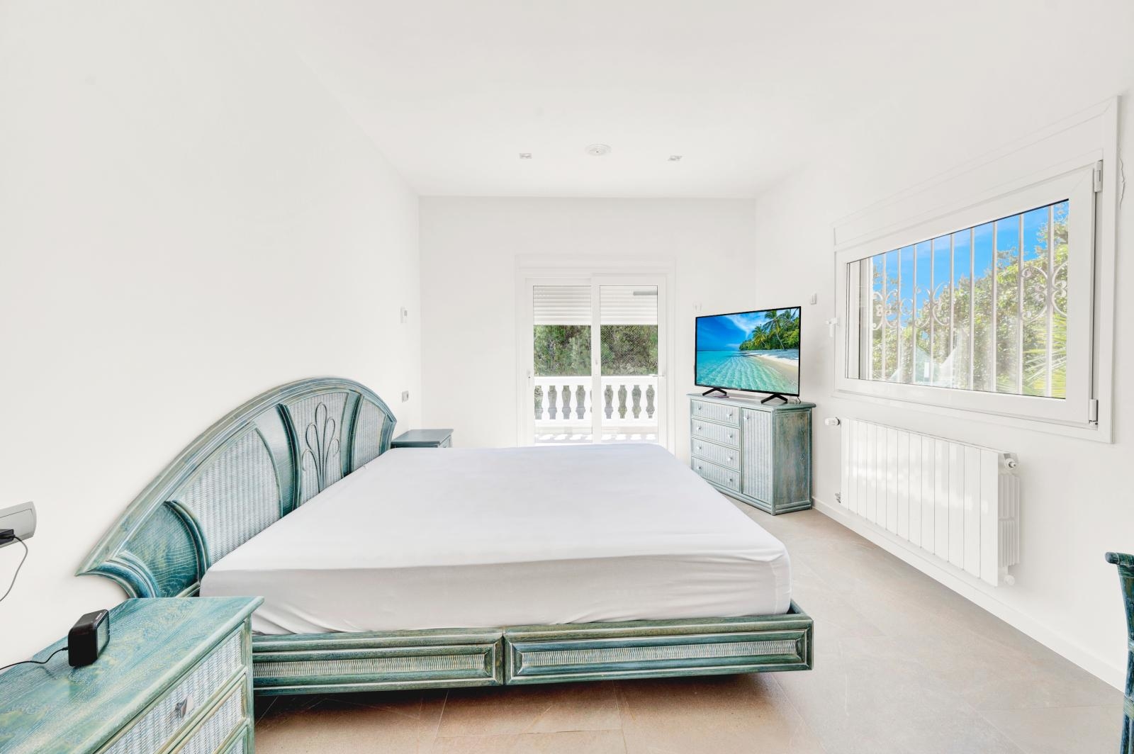 Renovated villa with pool and partial sea views in Costa de la Calma (20)