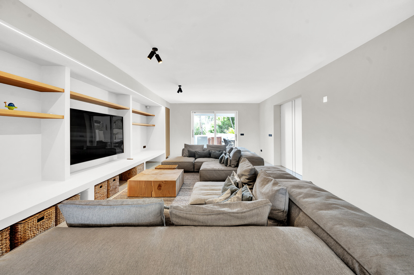 Exclusive renovated flat with 2 terraces & jacuzzi in complex with beach access in Costa de la Calma (26)