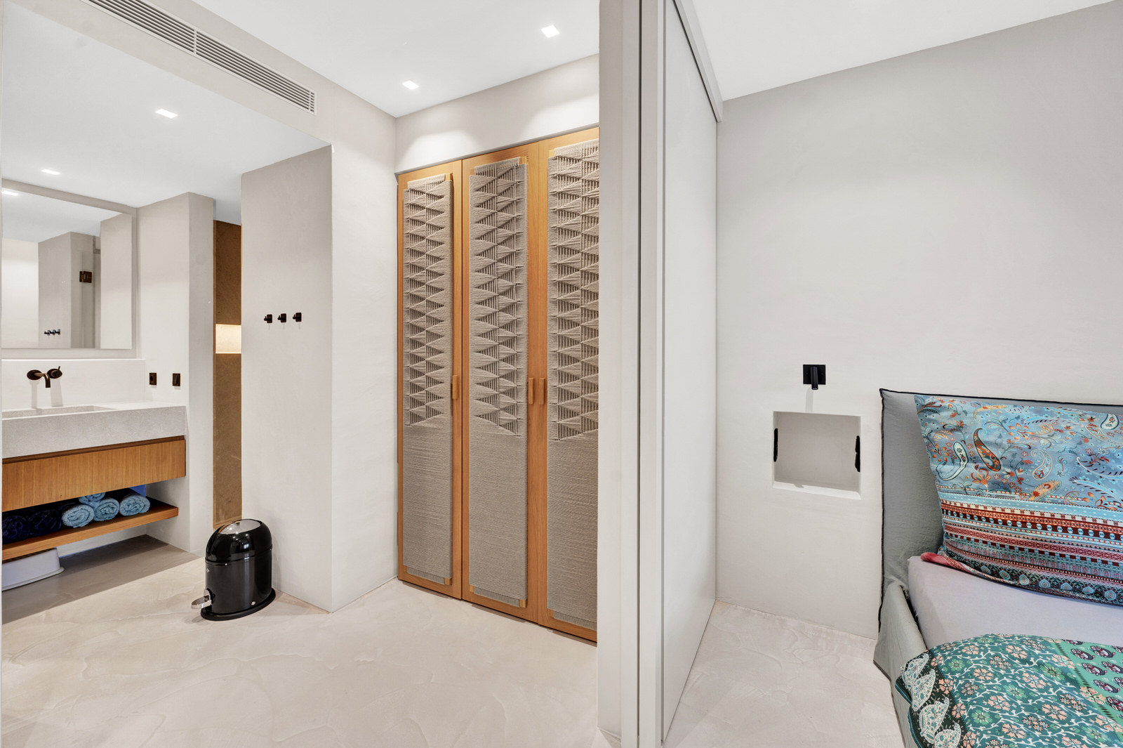 Exclusive renovated flat with 2 terraces & jacuzzi in complex with beach access in Costa de la Calma (29)