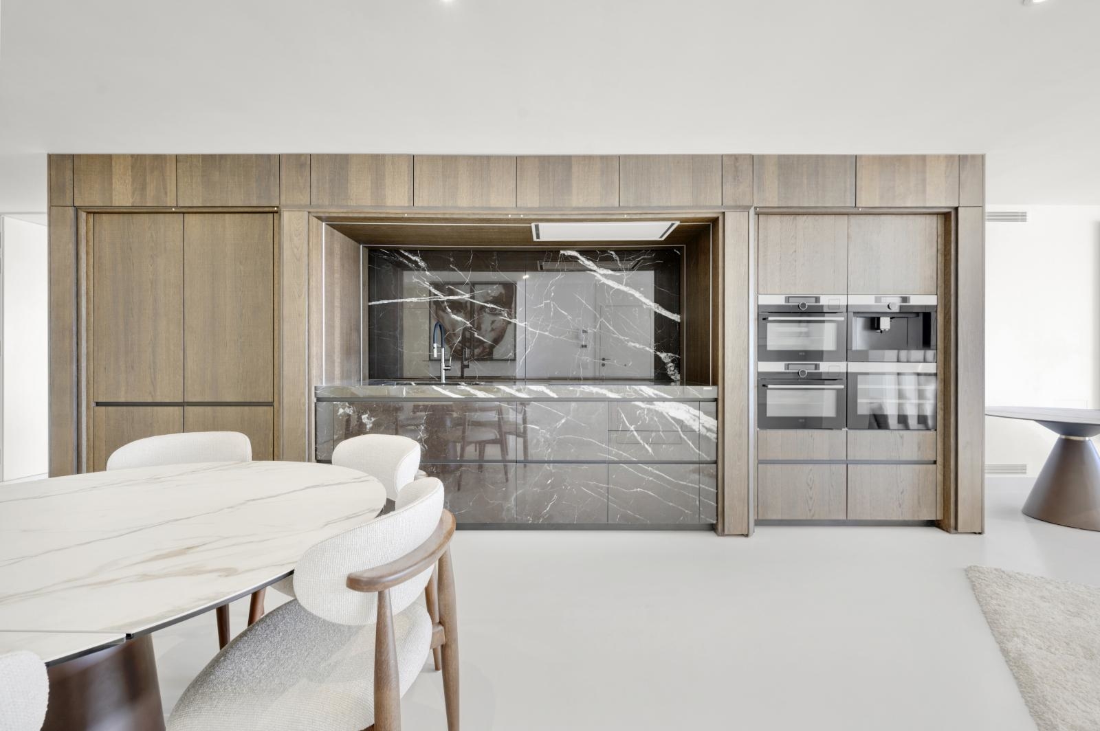 Luxurious apartment with large terrace and stunning views over Palma's harbor and the cathedral (12)