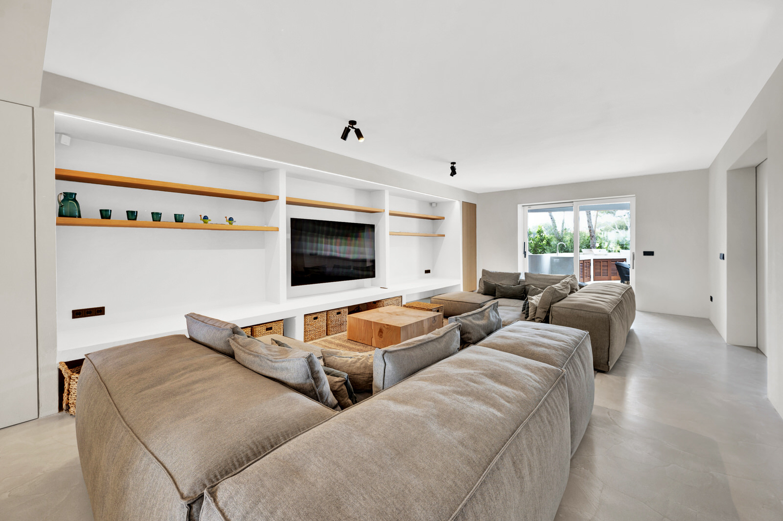 Exclusive renovated flat with 2 terraces & jacuzzi in complex with beach access in Costa de la Calma (27)