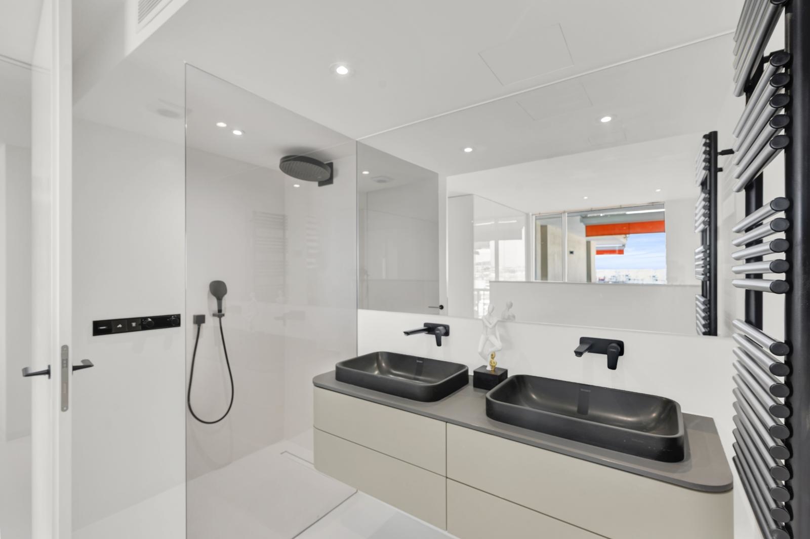 Luxurious apartment with large terrace and stunning views over Palma's harbor and the cathedral (22)