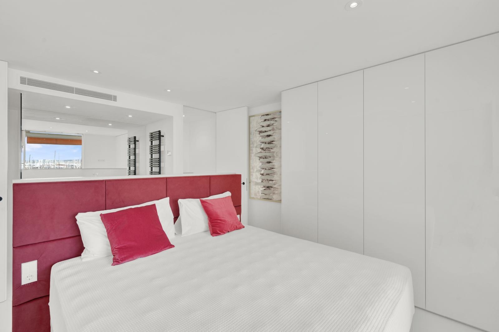 Luxurious apartment with large terrace and stunning views over Palma's harbor and the cathedral (24)