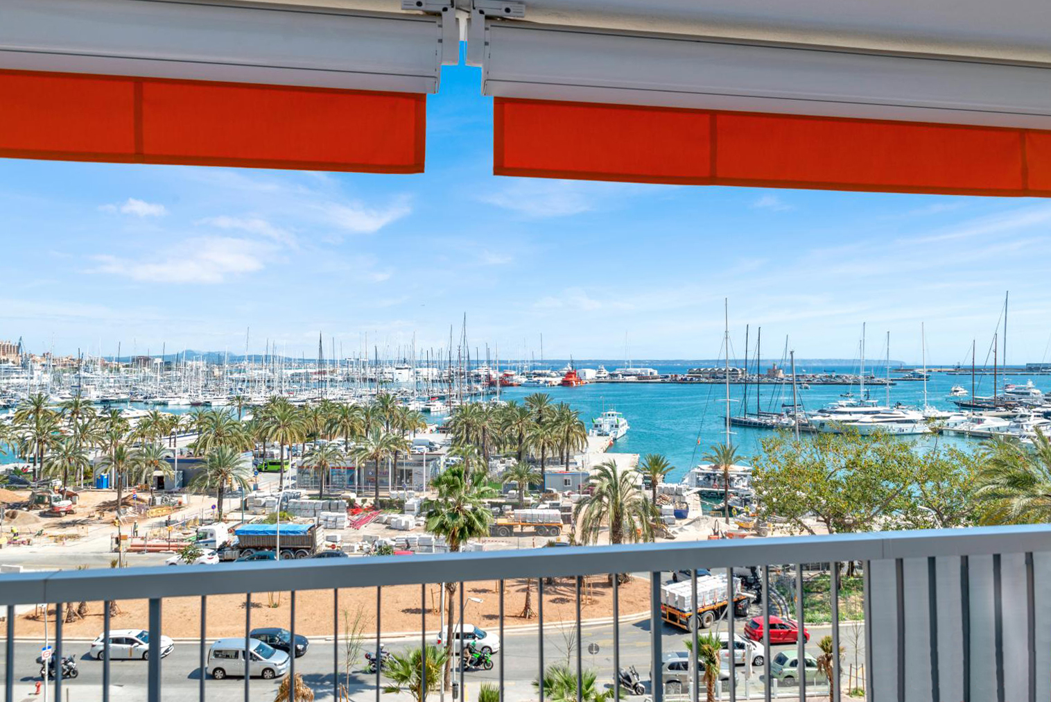 Luxurious apartment with large terrace and stunning views over Palma's harbor and the cathedral (1)