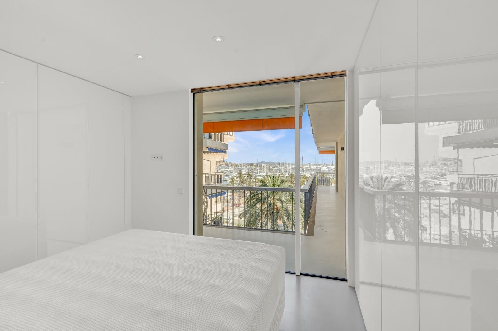 Luxurious apartment with large terrace and stunning views over Palma's harbor and the cathedral (23)