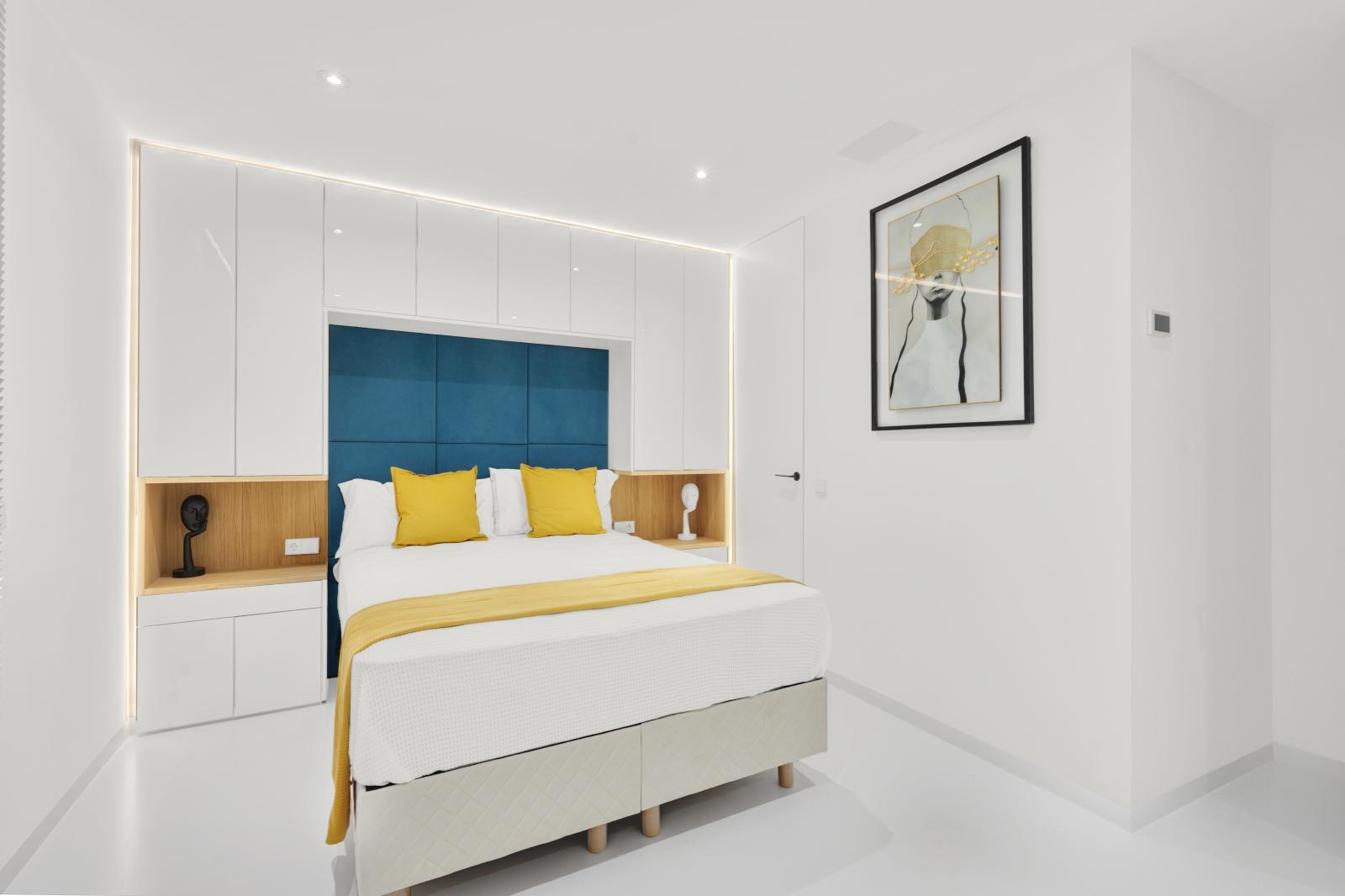 Luxurious apartment with large terrace and stunning views over Palma's harbor and the cathedral (18)