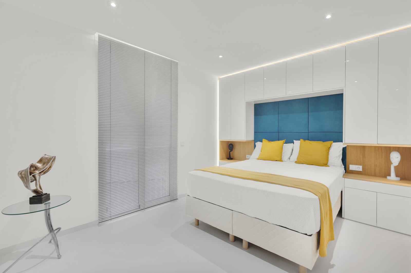 Luxurious apartment with large terrace and stunning views over Palma's harbor and the cathedral (16)