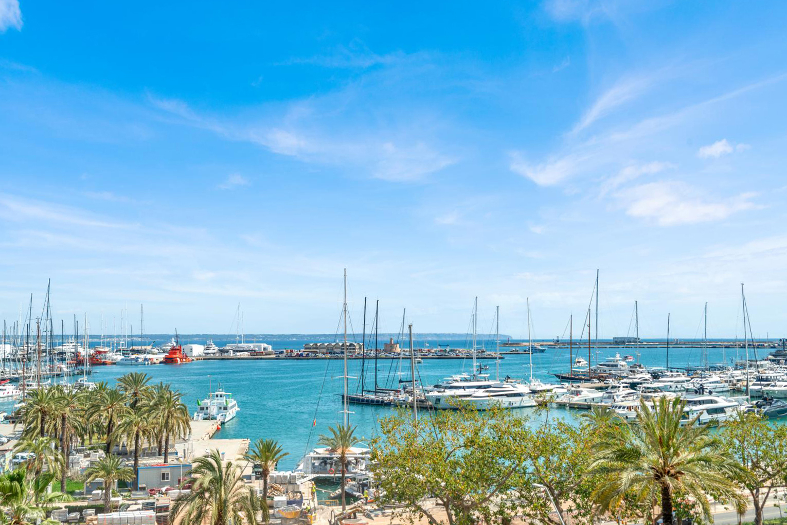 Luxurious apartment with large terrace and stunning views over Palma's harbor and the cathedral (3)