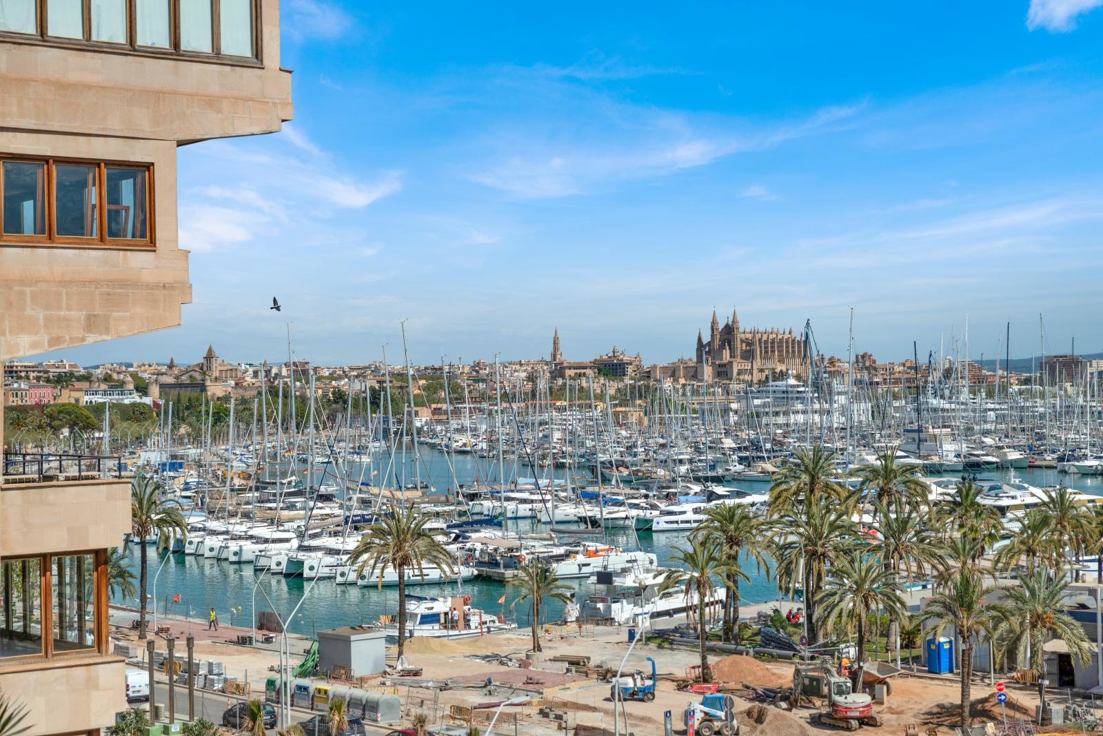 Luxurious apartment with large terrace and stunning views over Palma's harbor and the cathedral (5)