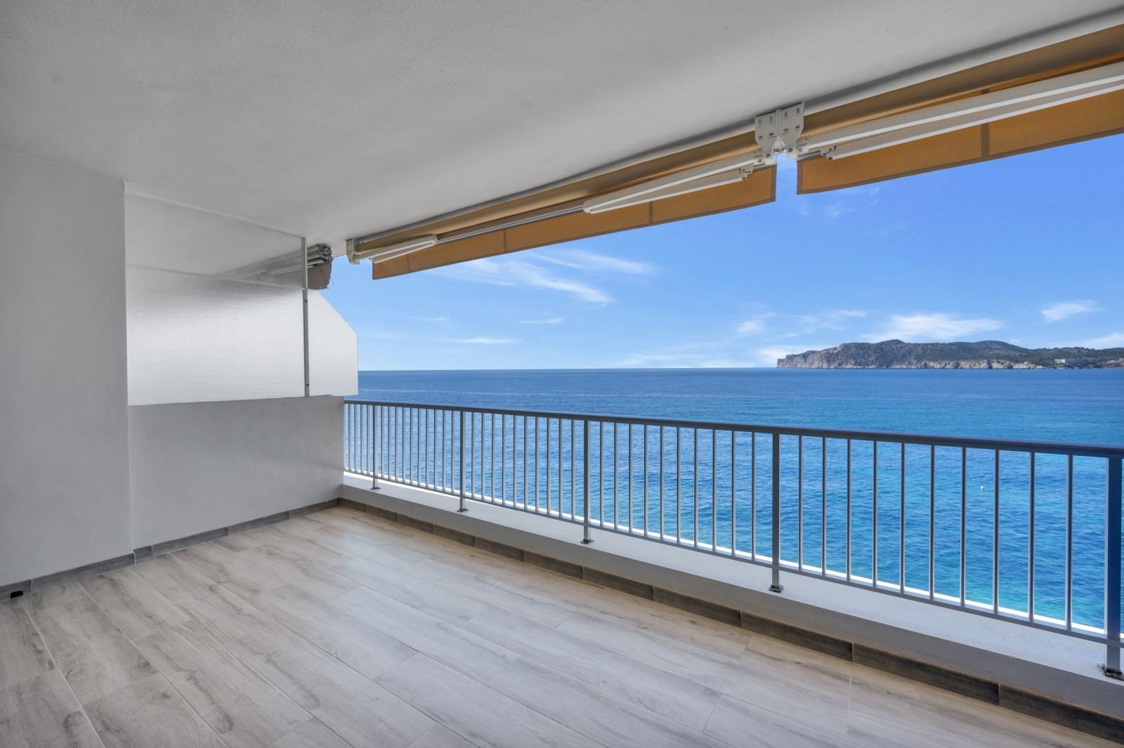1st sea line Completely renovated apartment with fantastic panoramic sea views in Costa de la Calma (18)
